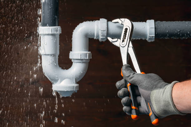 Professional Emergency Plumber technician working in Avalon, TX
